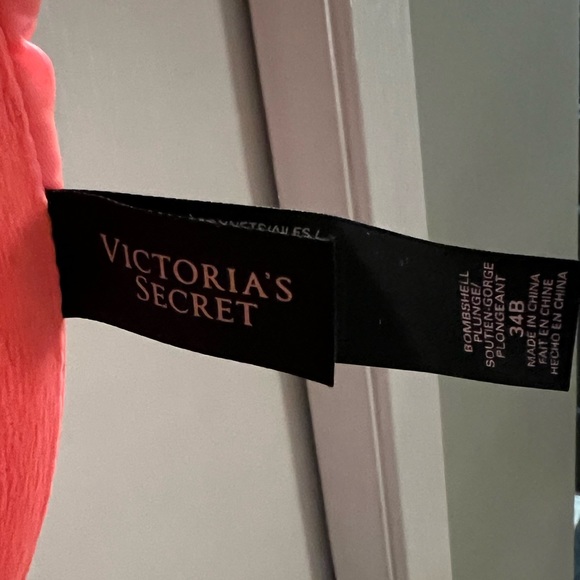 Victoria Secret Bombshell Plunge Bra - Picture 2 of 3